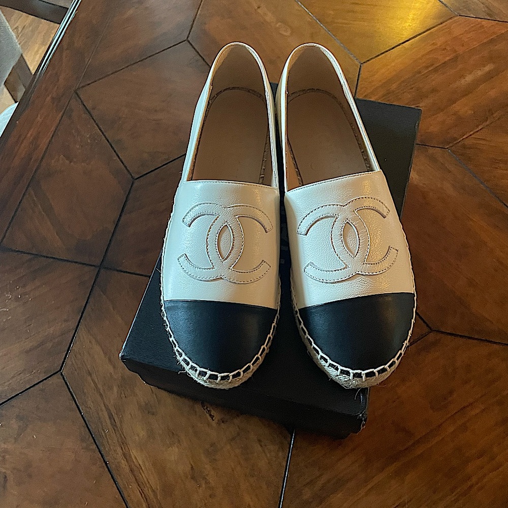 CHANEL
Lambskin CC Espadrilles Wedge 38 Beige Black!!